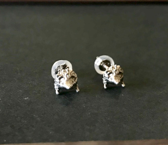 幸せを運ぶハリネズミのピアス 2枚目の画像