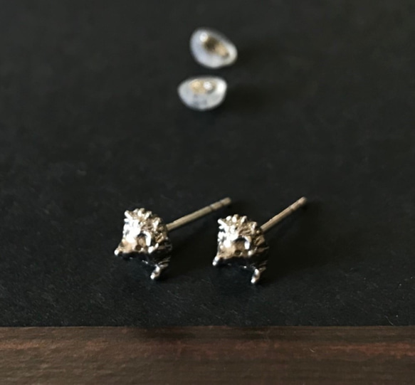 幸せを運ぶハリネズミのピアス 6枚目の画像