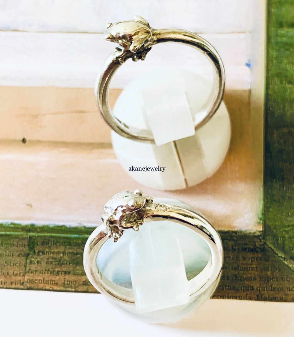 ダイヤモンドと小さなカエルの指輪　４月のカエル