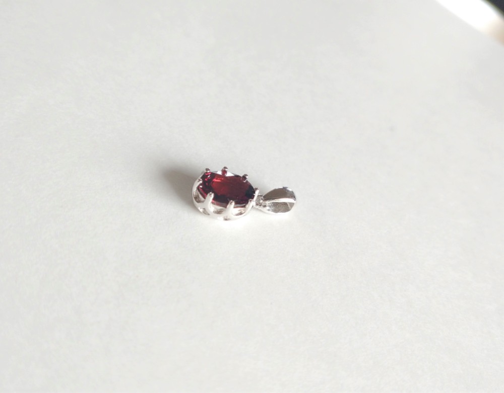 ガーネット　ペンダント