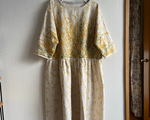 ミモザ柄綿麻のドルマンスリーブローウエスト切り替えギャザー