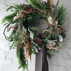 【特集掲載】φ35.0〜40.0㎝ フレッシュグリーンの大きめクリスマスリース 2枚目の画像