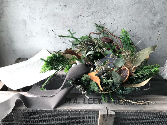 【特集掲載】φ35.0〜40.0㎝ フレッシュグリーンの大きめクリスマスリース 3枚目の画像