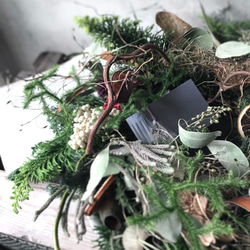 【特集掲載】φ35.0〜40.0㎝ フレッシュグリーンの大きめクリスマスリース 6枚目の画像