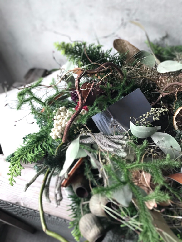 【特集掲載】φ35.0〜40.0㎝ フレッシュグリーンの大きめクリスマスリース 6枚目の画像