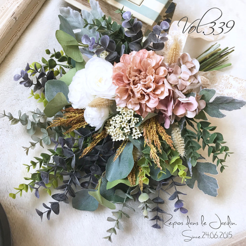 ◇再販×3】ユーカリたっぷりベージュダリアのボタニカルクラッチブーケ  