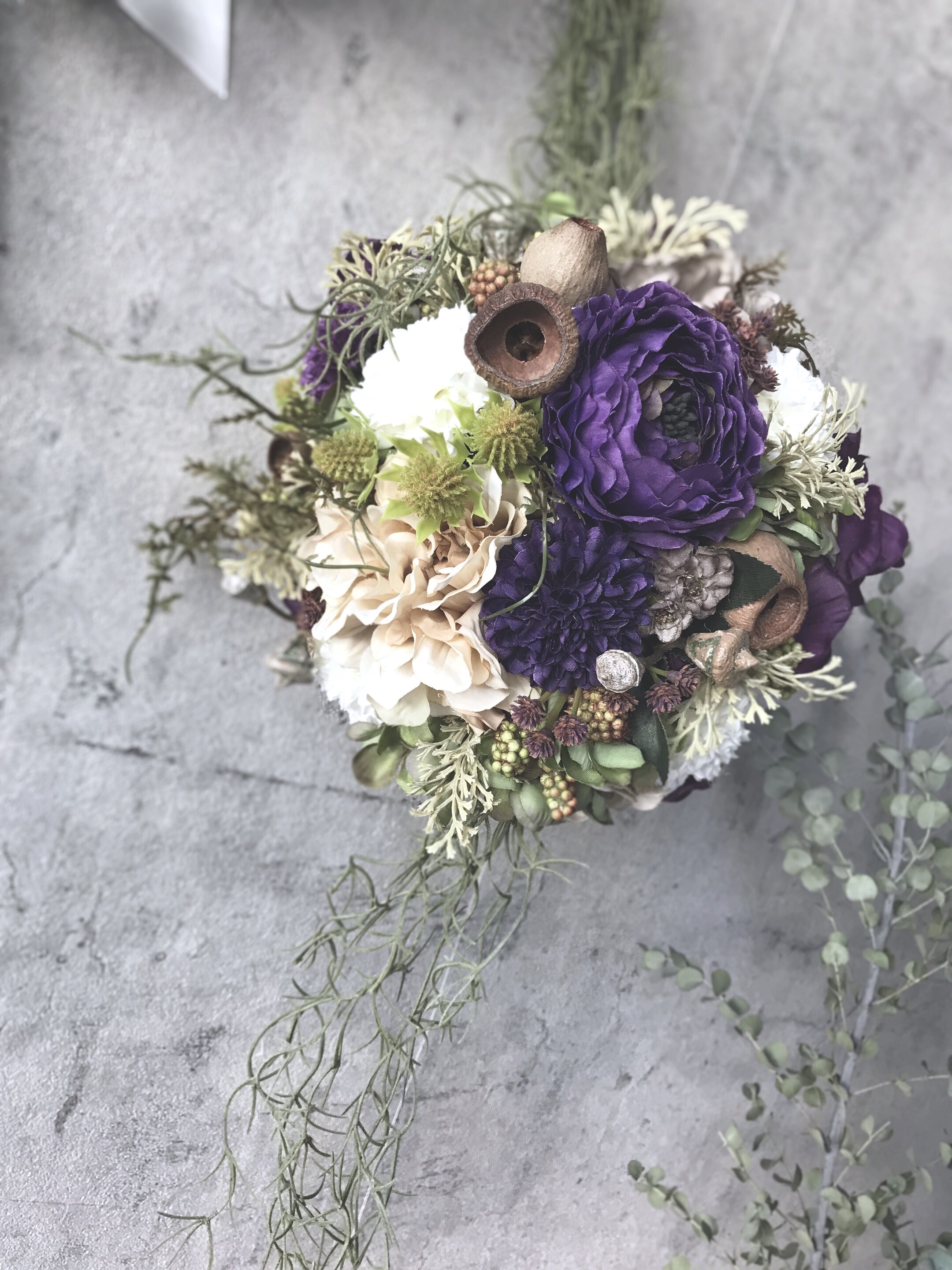 スパニッシュモス×ラナンキュラスの洋風ボールブーケ