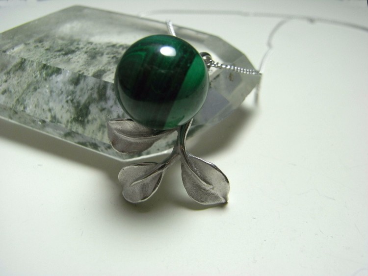 マラカイトの丸石ペンダント