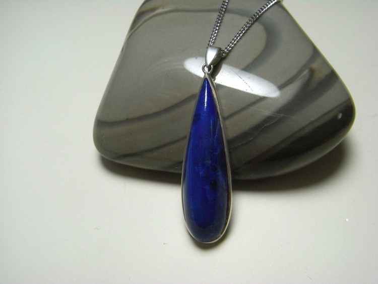ラピスラズリの滴型ネックレス