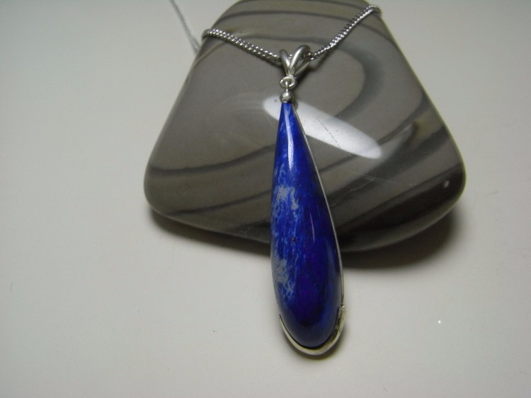 ラピスラズリの滴型ネックレス
