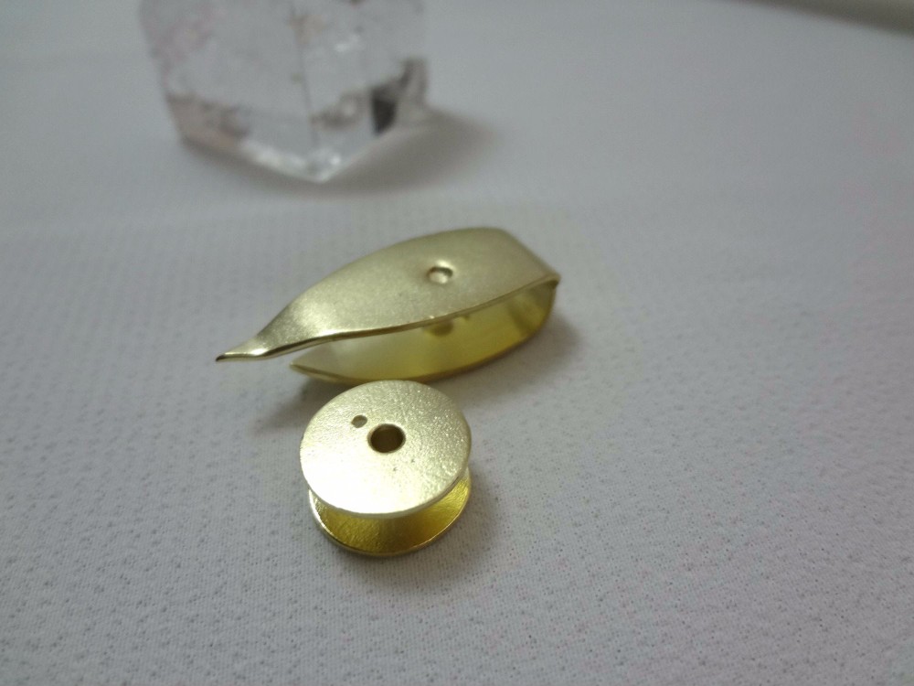 真鍮製ミニチュアシャトルペンダント(18金色)