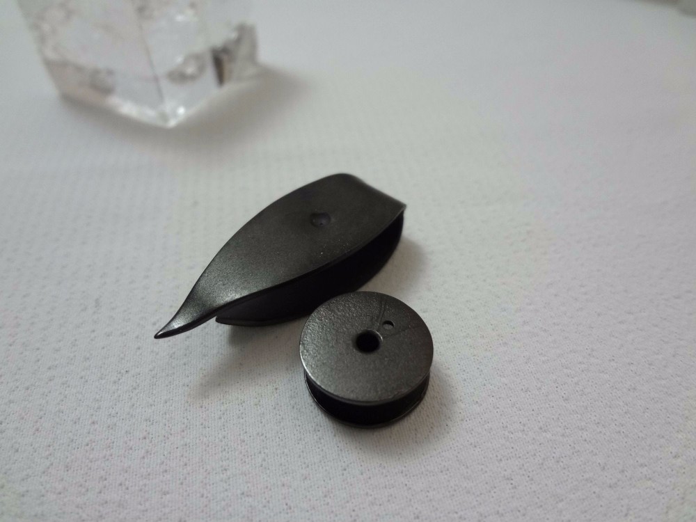 真鍮製ミニチュアシャトルペンダント(黒色)