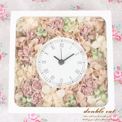（花時計）エクリュカラーのお花とグリーンベリーの置・掛時計 1枚目の画像