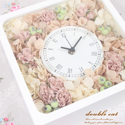 （花時計）エクリュカラーのお花とグリーンベリーの置・掛時計 2枚目の画像