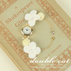幸せを呼ぶシロツメ草と四葉（白）の腕時計『手染めの布花』 1枚目の画像