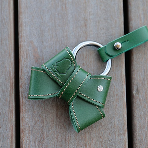 美品✨グッチ GGエンボス レザー キーリング キーホルダー グリーン 緑 美品✨グッチ GGエンボス レザー キーリング キーホルダー グリーン 緑