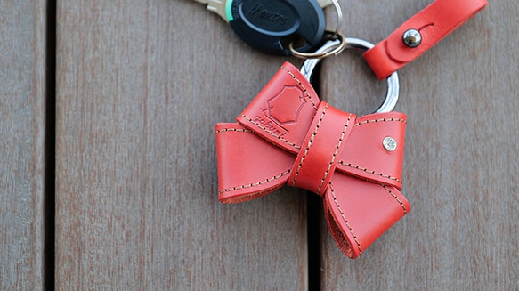 本革 リボン キーリング キーホルダー かわいい ギフト プレゼント アクセサリ 自働車 鍵「Red」 4枚目の画像