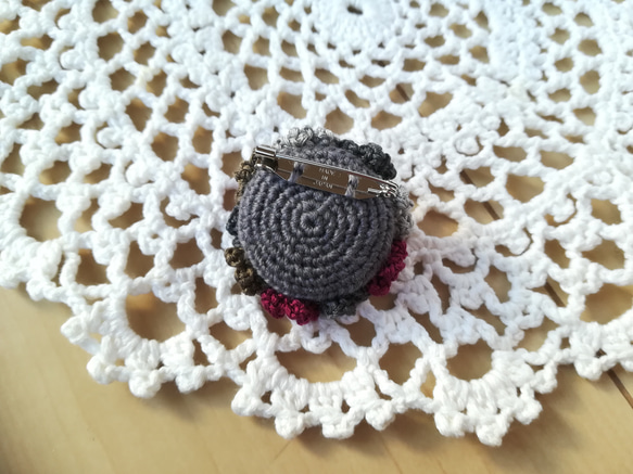 刺繍糸アクセサリー花毬【ブローチ】 4枚目の画像