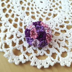 刺繍糸アクセサリー花毬【ブローチ】 1枚目の画像