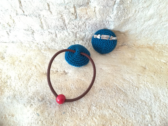 毛糸de刺繍シンプルブローチ・ヘアゴム（渦巻柄・ブルー） 2枚目の画像