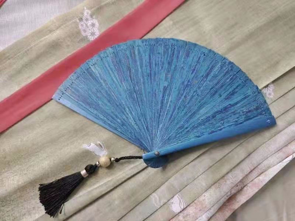 扇　漆変わり塗り竹の扇子　　青い 2枚目の画像