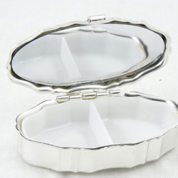 銀色鏡面橢圓形便攜式藥盒 第3張的照片