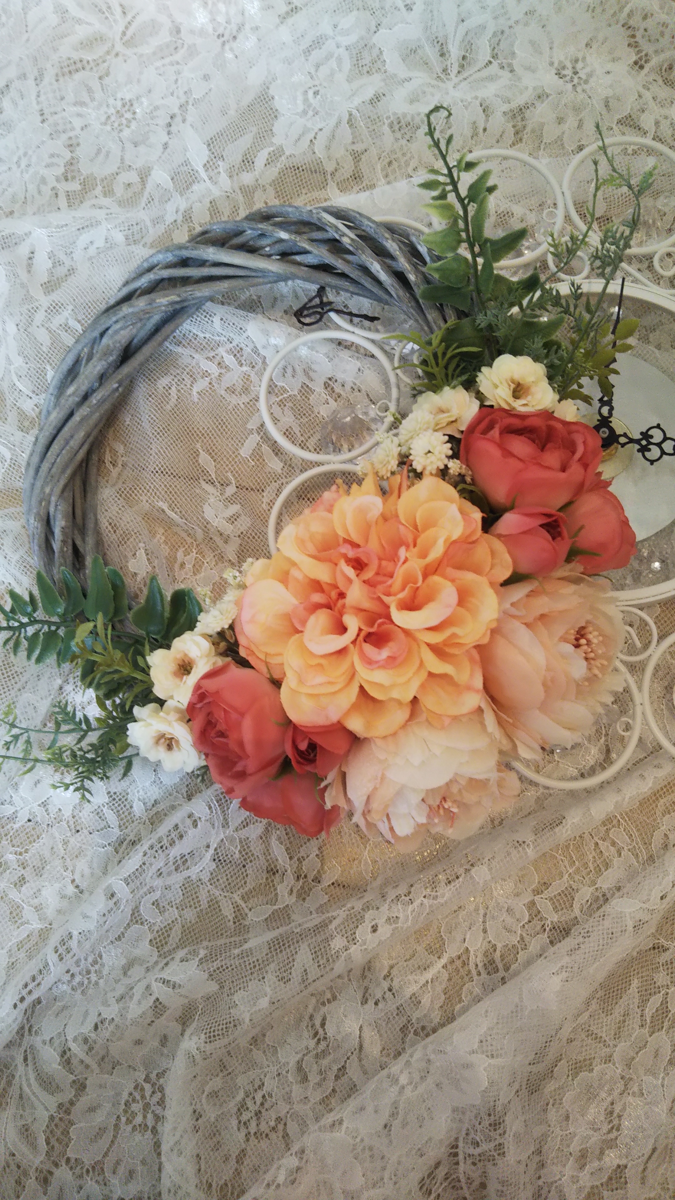 お部屋の空間を彩るクレセントリース