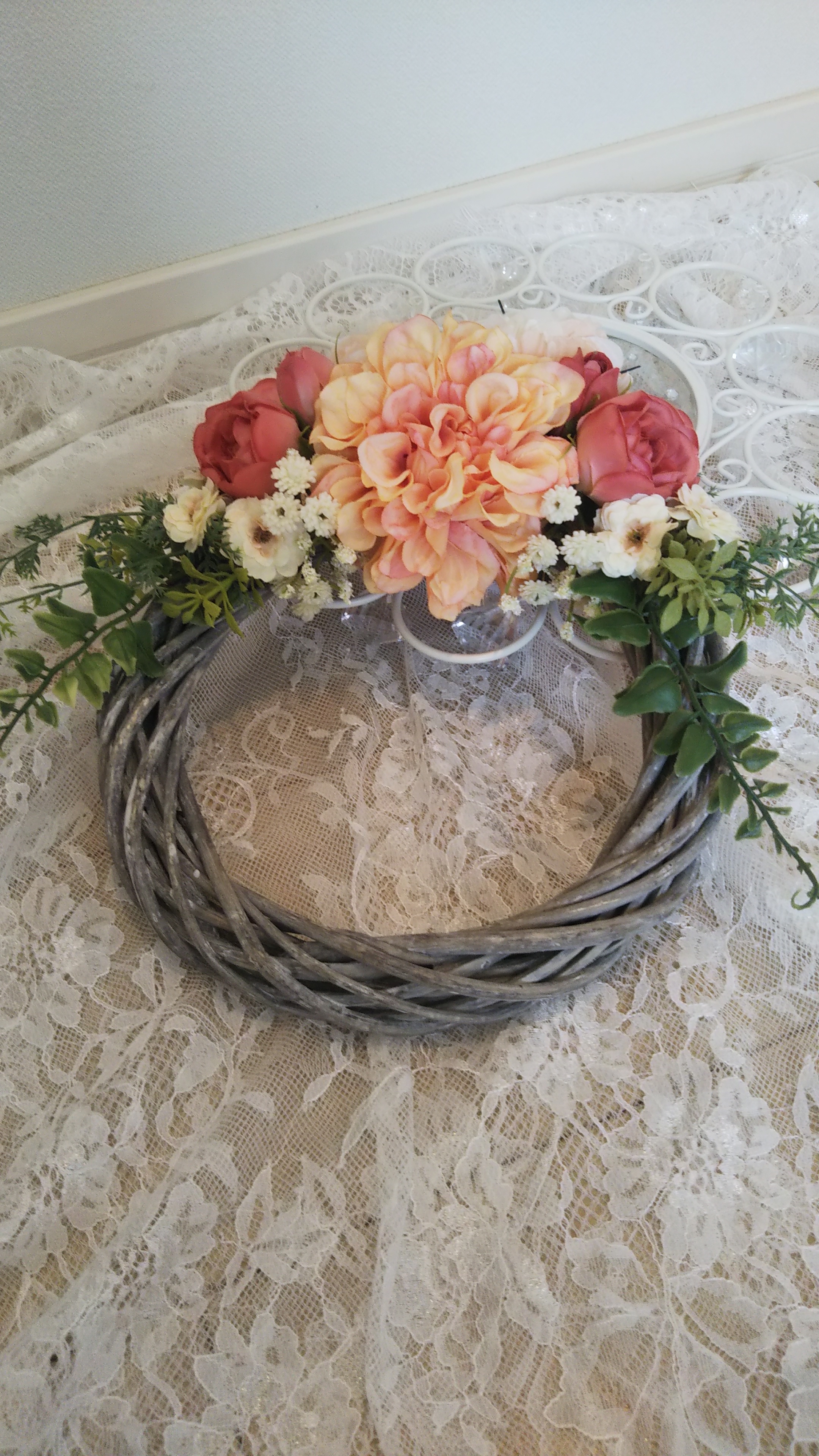 お部屋の空間を彩るクレセントリース