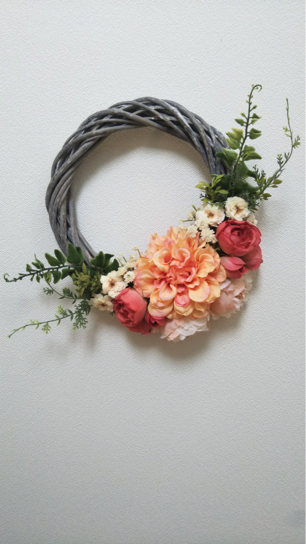 お部屋の空間を彩るクレセントリース