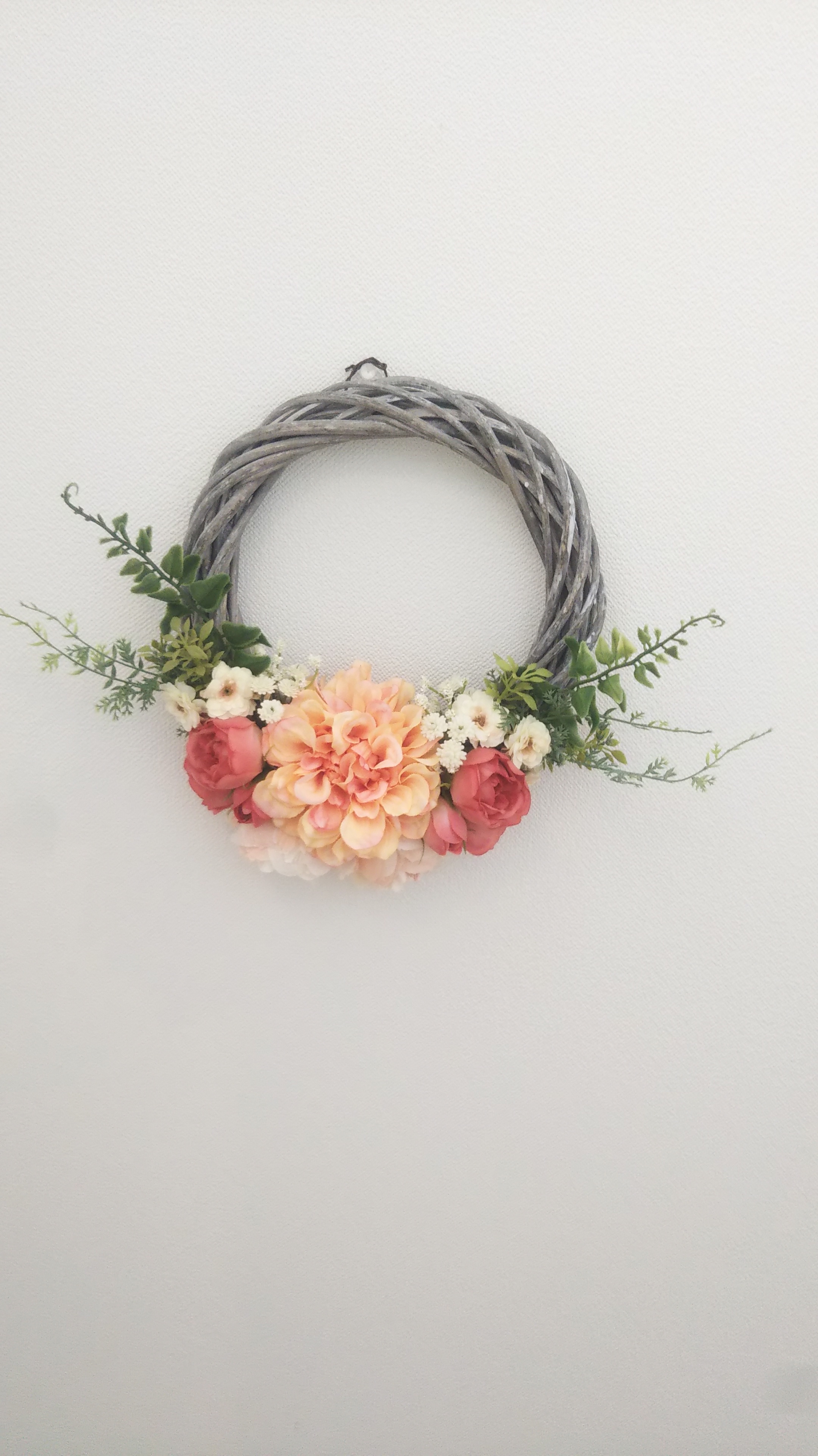 お部屋の空間を彩るクレセントリース