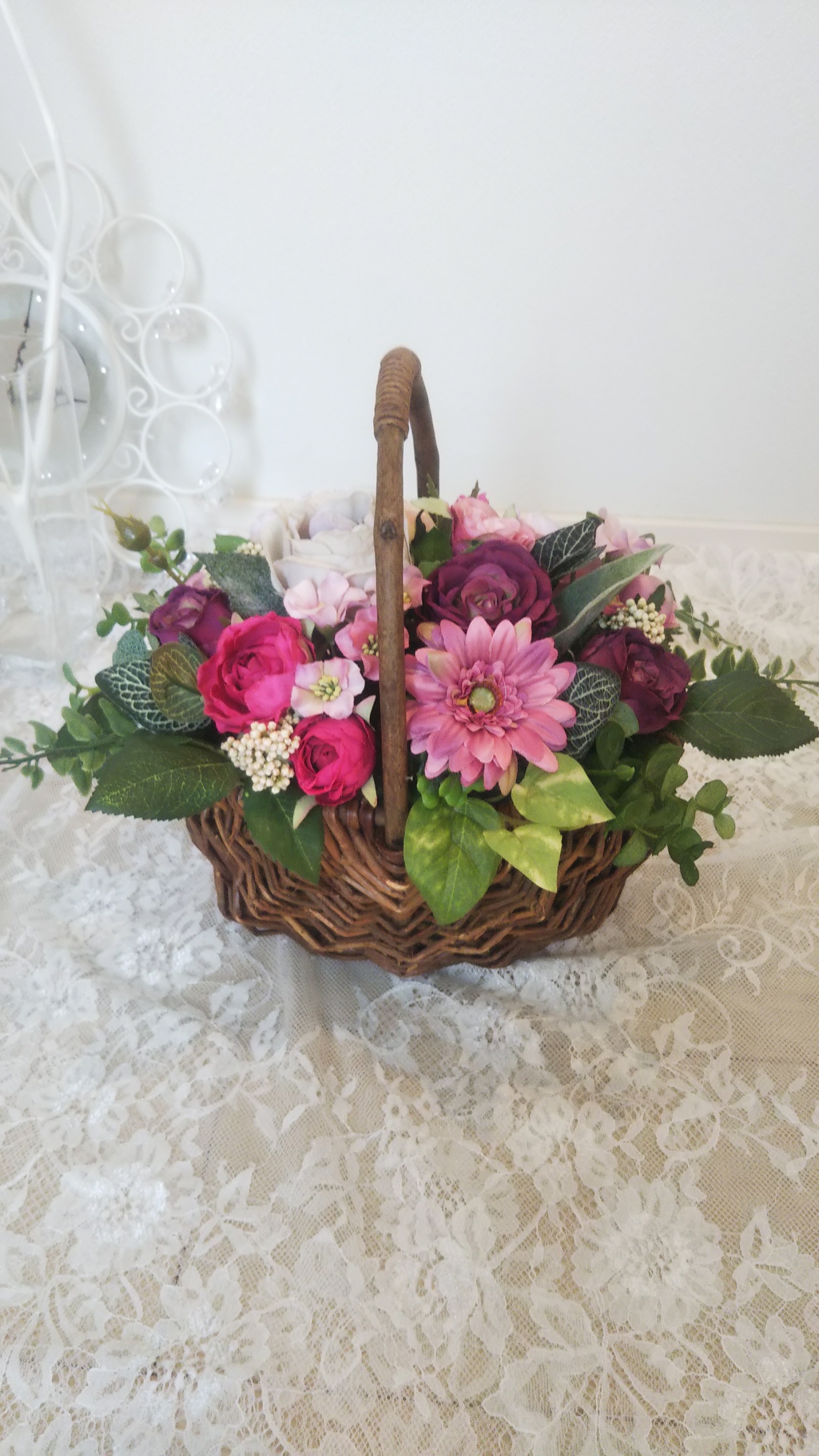 薔薇とガーベラの花籠アレンジ