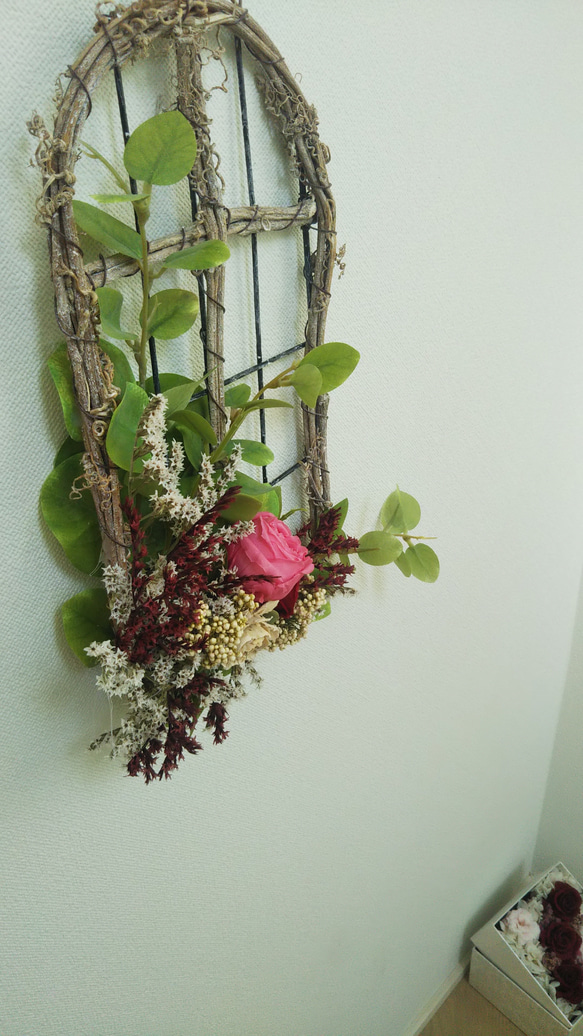 窓際に咲く薔薇アレンジ 3枚目の画像