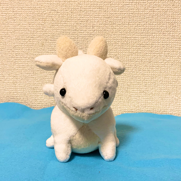 おすわりドラゴンのぬいぐるみ（ホワイト） 1枚目の画像