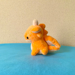 おすわりドラゴンのぬいぐるみ（オレンジ） 2枚目の画像