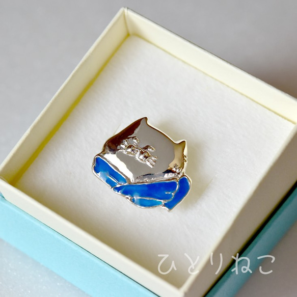 【Atelier ci-pu × ひとりねこ】シルバー猫さんピンバッジ（青） 1枚目の画像