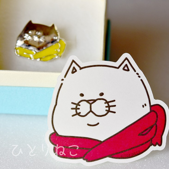 【Atelier ci-pu × ひとりねこ】シルバー猫さんピンバッジ（黄） 4枚目の画像