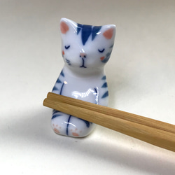 有田焼　猫箸置き　(お座り猫)　フラワーズ 4枚目の画像