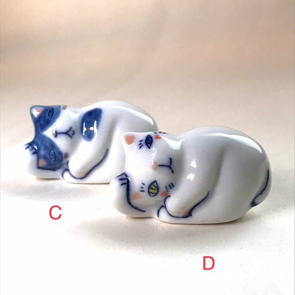 有田焼　猫箸置き　(丸まる猫)　フラワーズ 2枚目の画像
