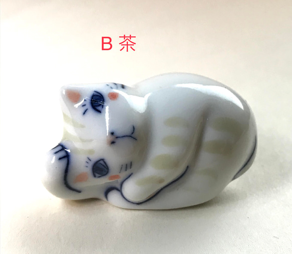 有田焼　猫箸置き　(丸まる猫)　フラワーズ 5枚目の画像
