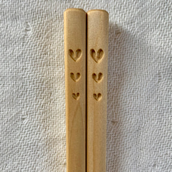 【予約販売】青森ヒバのデザインお箸 3つのハート箸 2枚目の画像