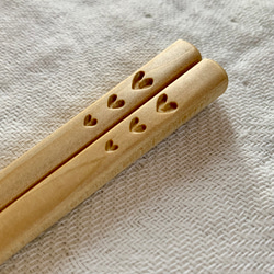 【予約販売】青森ヒバのデザインお箸 3つのハート箸 3枚目の画像