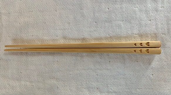 【予約販売】青森ヒバのデザインお箸 3つのハート箸 4枚目の画像
