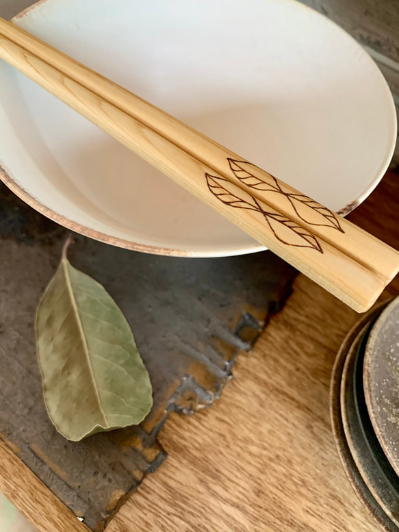 【予約販売】青森ヒバのデザインお箸　葉と葉 2枚目の画像