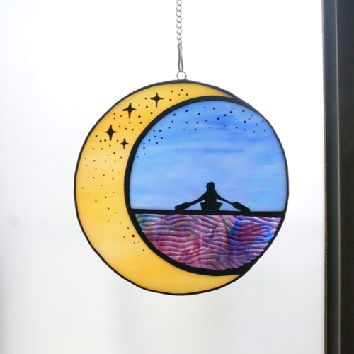 星空、月、銀河のステンドグラスの装飾品。 オーロラ