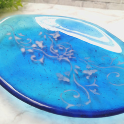 ブルーガラスの楕円プレート 新作2021 蔦模様 青色マーブル模様 ガラス