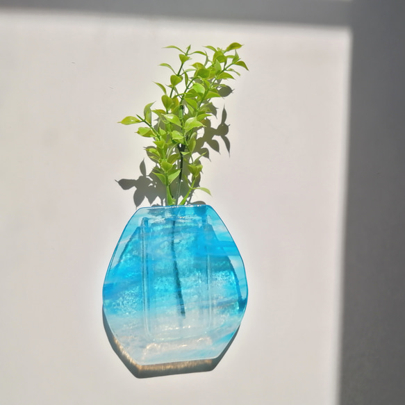 『新作WEEK2021』　流れるターコイズブルーが美しいガラス壁掛け花器　ガラス花入れ　花瓶　フラワーベース 1枚目の画像