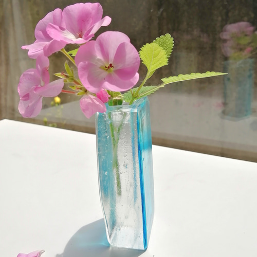 ターコイズ花柄の一輪挿し ターコイズブルーガラスの塊の花瓶 一輪挿し フラワーベース