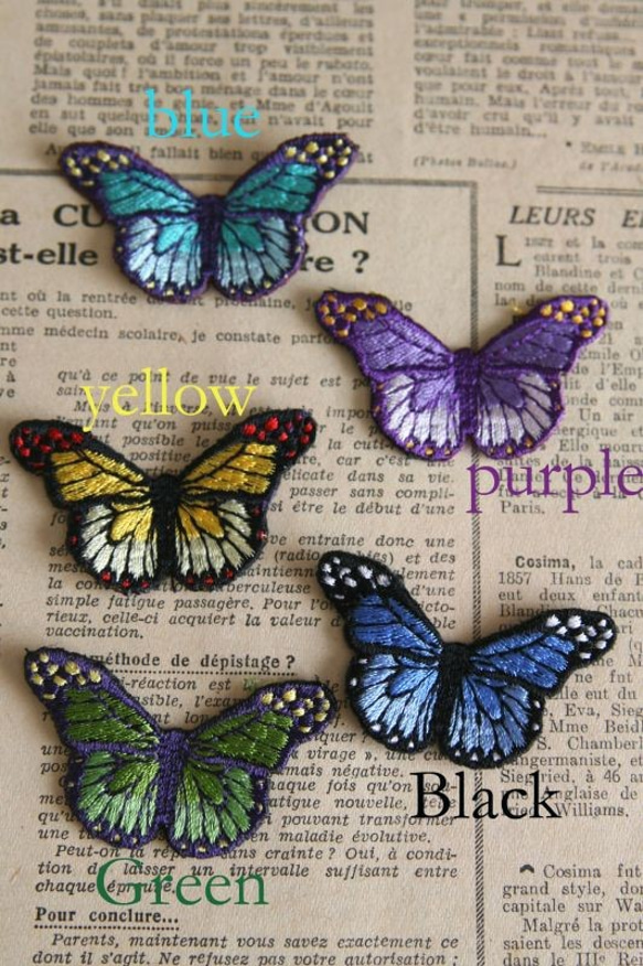 飛び立つ蝶のワッペン　美しい刺繍　のりなし　パープル 1枚目の画像