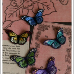 飛び立つ蝶のワッペン　美しい刺繍　のりなし　パープル 2枚目の画像