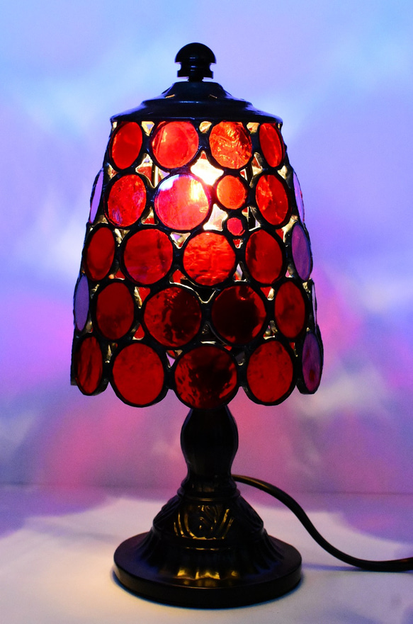 ステンドグラス【LadyBug】赤い丸ガラスのスタンドランプ 3枚目の画像